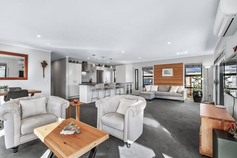 Photo of property in 8 Ash Close, Levin, 5510