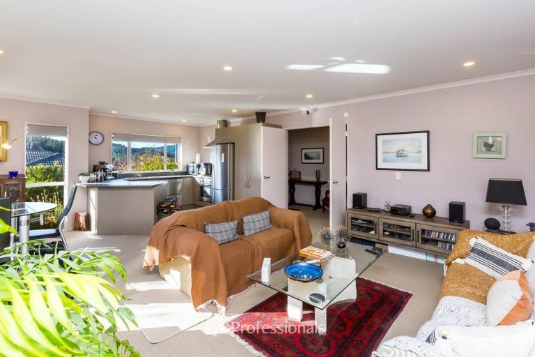 Photo of property in 10 Mcewen Crescent, Riverstone Terraces, Upper Hutt, 5018