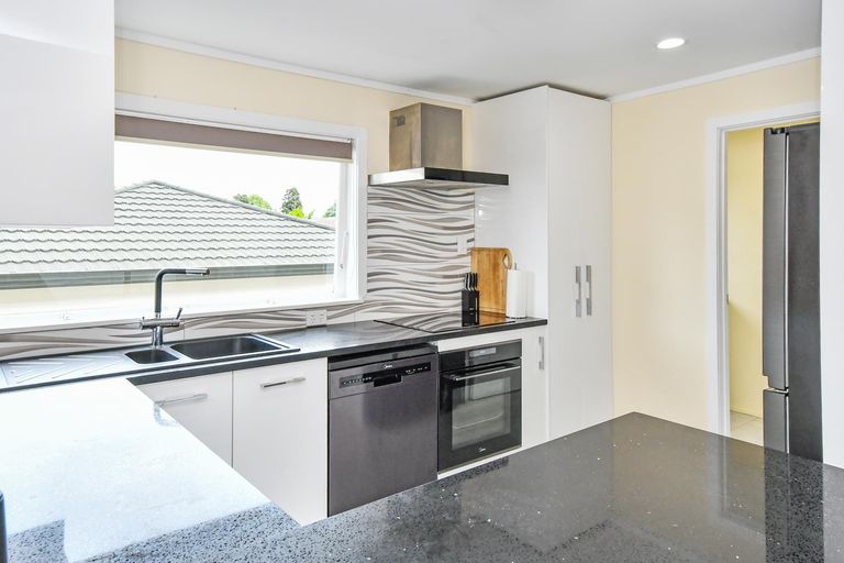 Photo of property in 2c Waiari Road, Conifer Grove, Takanini, 2112