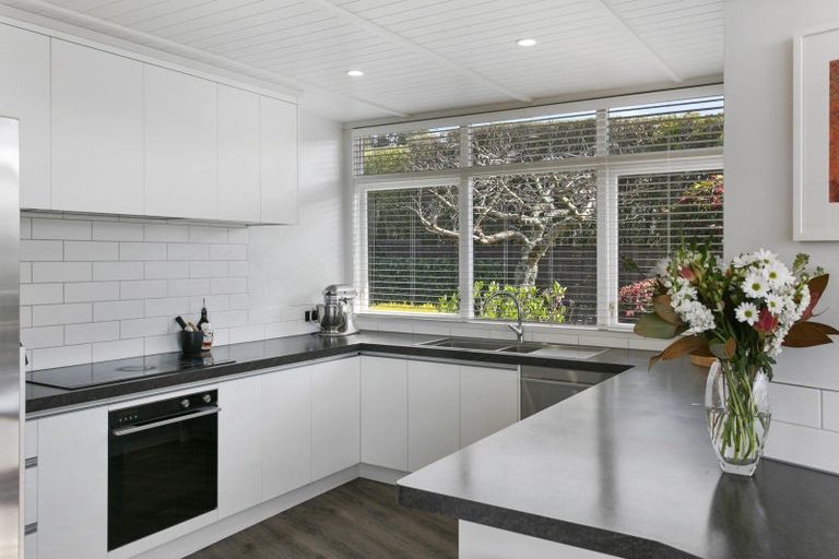 Photo of property in 1 Besley Place, Acacia Bay, Taupo, 3330