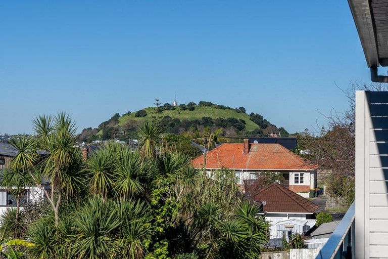 Photo of property in 5/77 Old Lake Road, Narrow Neck, Auckland, 0624