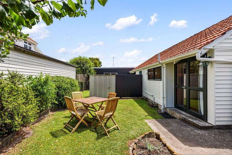 Photo of property in 206 Knight Street, Hastings, 4122