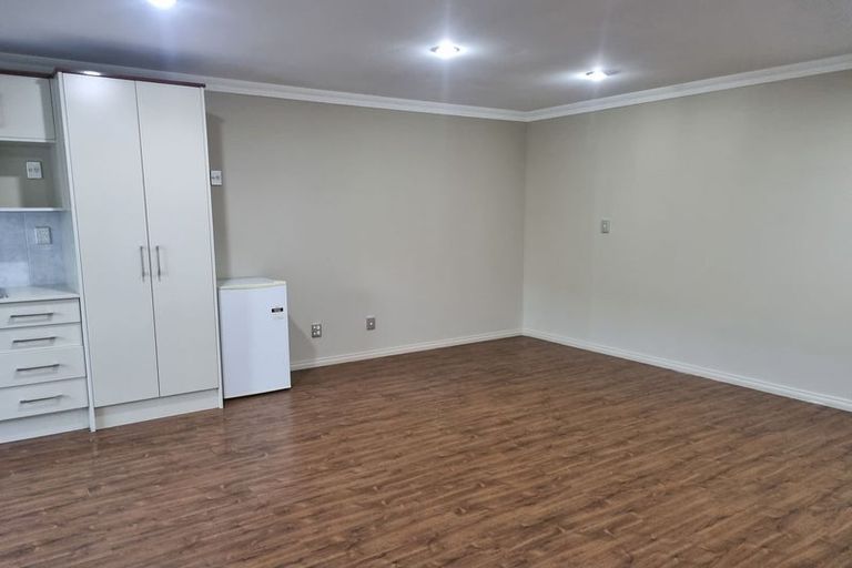 Photo of property in 7 Harrowglen Drive, Northcross, Auckland, 0632