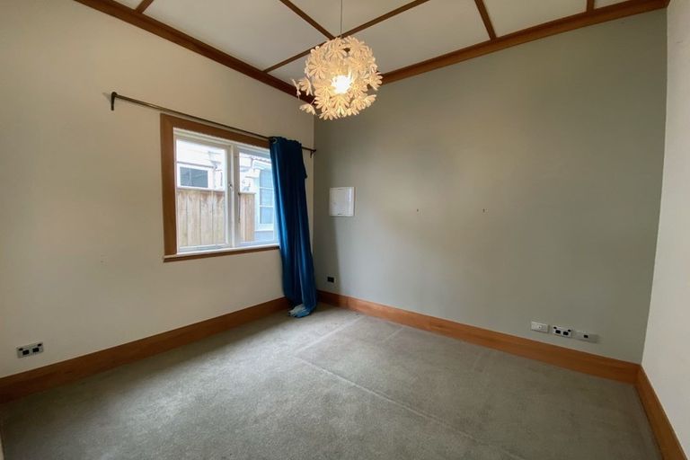 Photo of property in 102 Kelburn Parade, Kelburn, Wellington, 6012