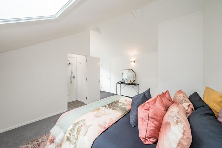 Photo of property in 10 Kakariki Grove, Waikanae, 5036