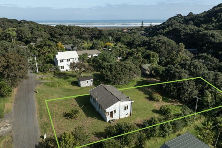 Photo of property in 118 Garden Road, Piha, New Lynn, 0772