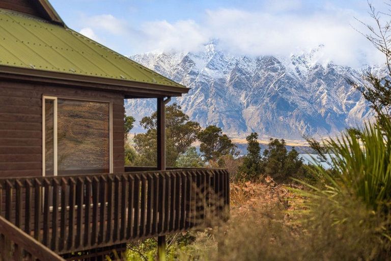 Photo of property in 4 Moss Lane, Sunshine Bay, Queenstown, 9300