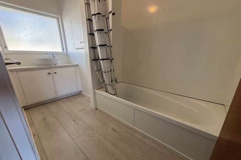 Photo of property in 3/2 Longbill Place, Glendene, Auckland, 0602