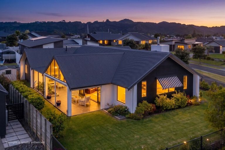 Photo of property in 1 Topping Place, Whitianga, 3510