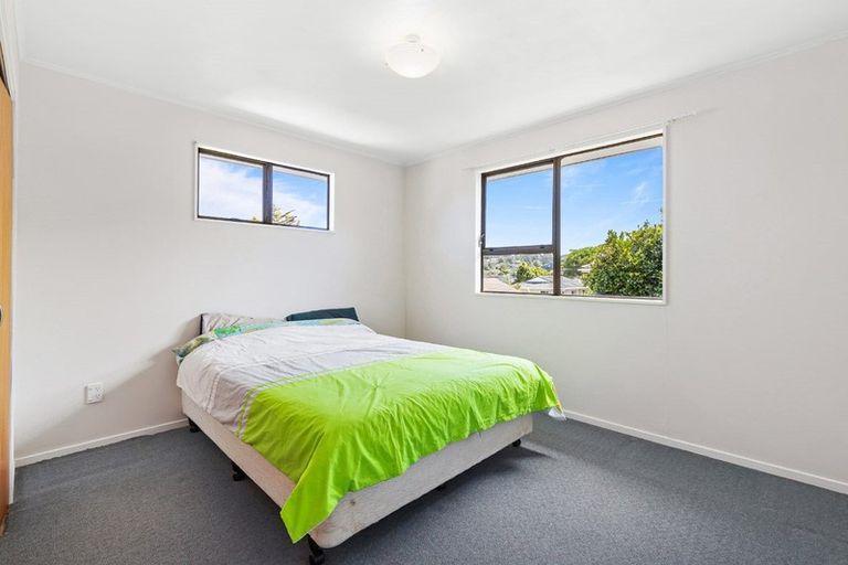 Photo of property in 2/24 Lambrown Drive, Totara Vale, Auckland, 0629