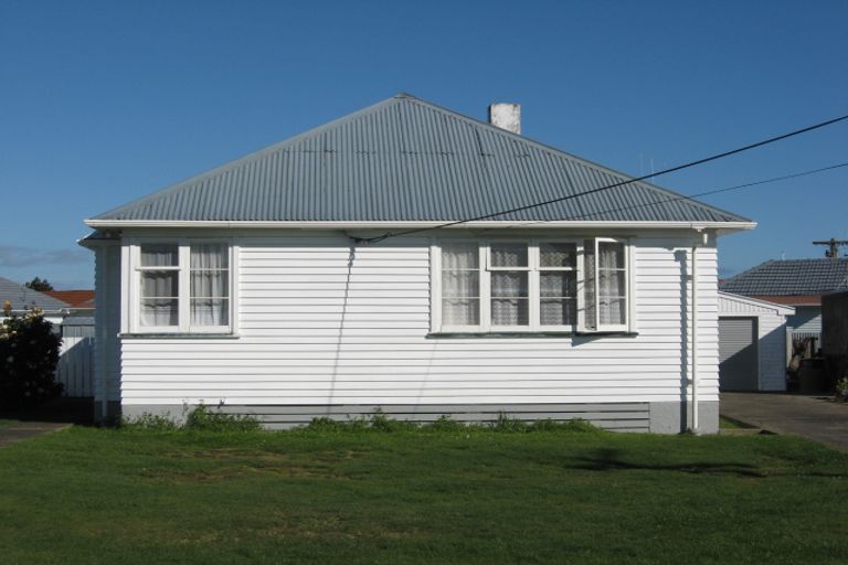 Photo of property in 25 Goldsmith Crescent, Levin, 5510