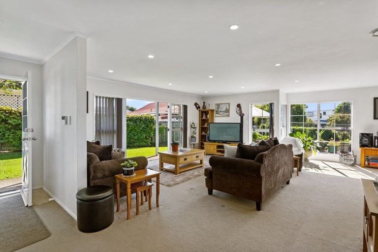 Photo of property in 30 Booralee Avenue, Botany Downs, Auckland, 2010