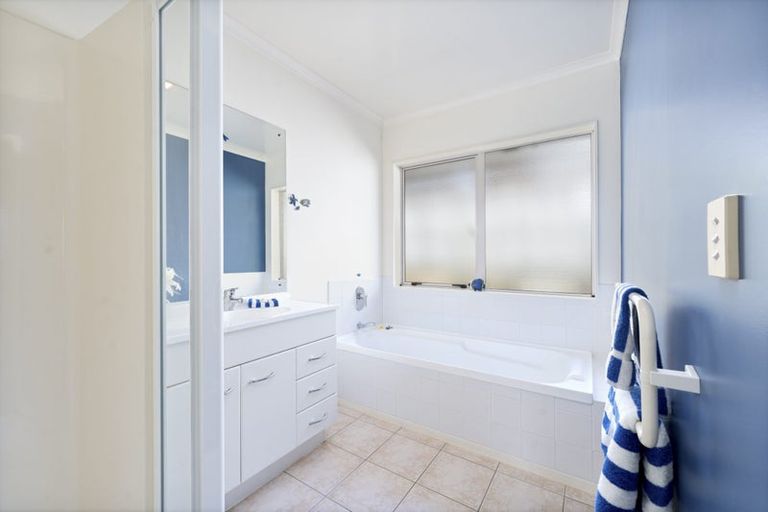 Photo of property in 4 Sandhurst Rise, Henderson, Auckland, 0612