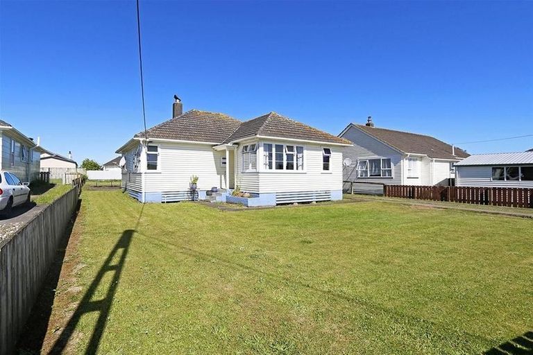 Photo of property in 18 Railway Street, Eltham, 4322