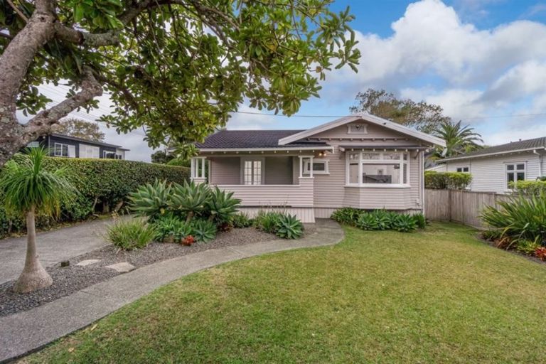 Photo of property in 2/10 Birkley Road, Bayswater, Auckland, 0622