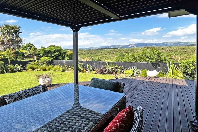 Photo of property in 28 Johnstone Drive, Fitzherbert, Palmerston North, 4410