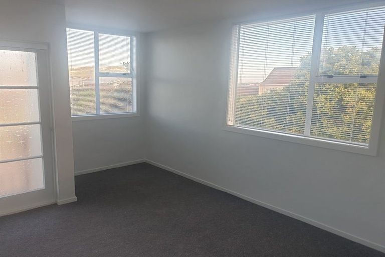 Photo of property in 4/127 Queens Drive, Lyall Bay, Wellington, 6022