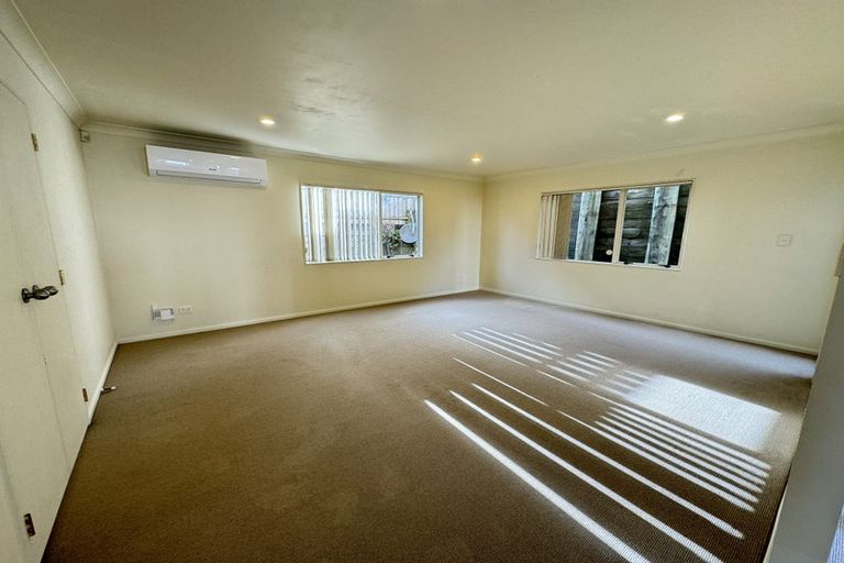 Photo of property in 4 Highgrove Lane, Totara Vale, Auckland, 0632