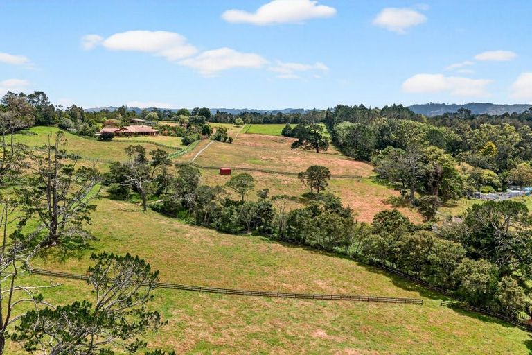 Photo of property in 11 Tawa Road, Kumeu, 0891