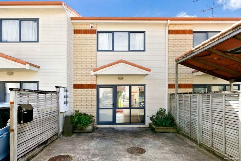 Photo of property in Tuscany Way, 17/3 Ambrico Place, New Lynn, Auckland, 0600