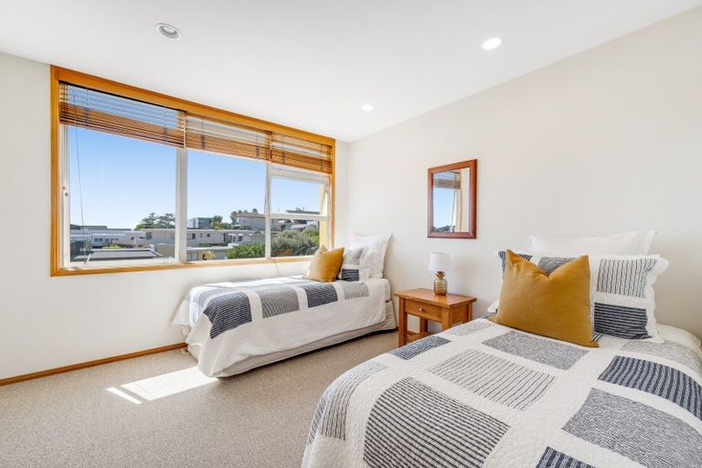 Photo of property in 33 Takutai Avenue, Half Moon Bay, Auckland, 2012