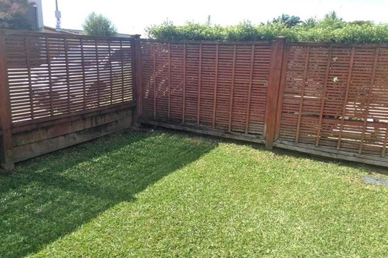 Photo of property in 9b Clearwater Cove, West Harbour, Auckland, 0618