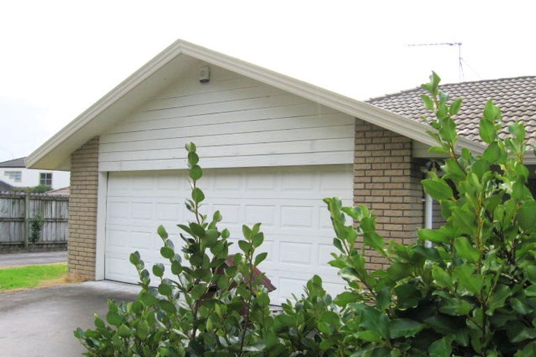 Photo of property in 2/236 Cascades Road, Botany Downs, Auckland, 2010