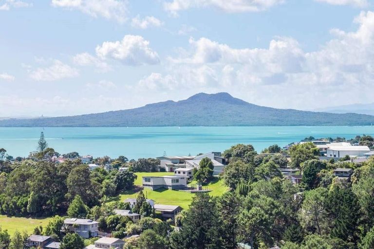 Photo of property in 166 Browns Bay Road, Murrays Bay, Auckland, 0630