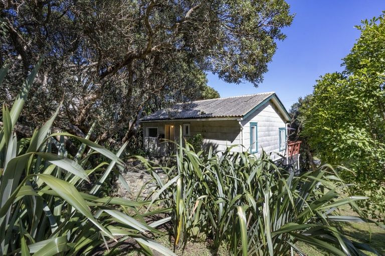 Photo of property in 35 North Piha Road, Piha, 0772
