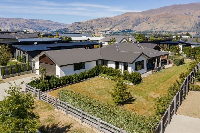 Photo of property in 11 Centre Crescent, Wanaka, 9305