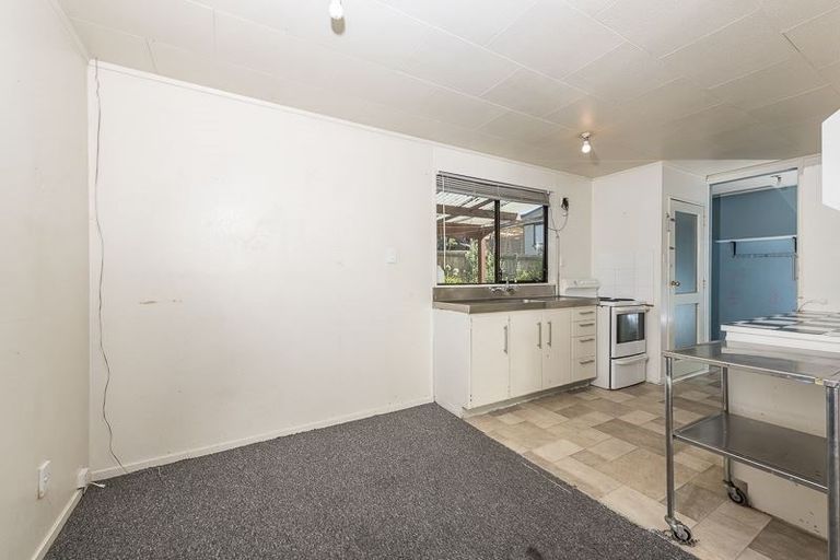 Photo of property in 4 Kayle Glen, West Harbour, Auckland, 0618