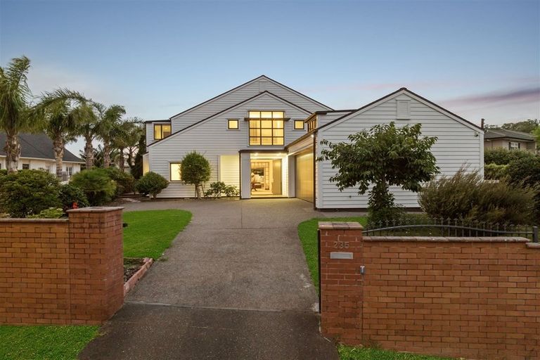 Photo of property in 235 Bleakhouse Road, Mellons Bay, Auckland, 2014