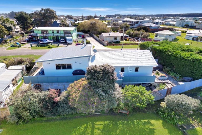Photo of property in 18 Robbie Street, Foxton Beach, Foxton, 4815