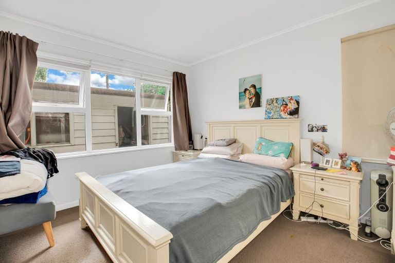 Photo of property in 1/52 Sunnynook Road, Sunnynook, Auckland, 0620