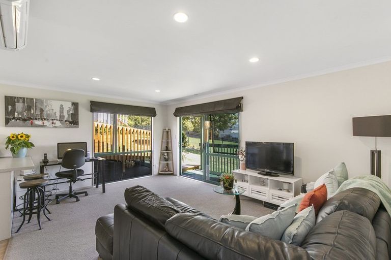 Photo of property in 15 Dalwhinnie Parade, Highland Park, Auckland, 2010