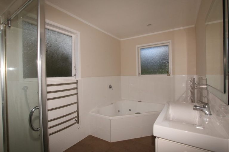 Photo of property in 1/48 Hogans Road, Glenfield, Auckland, 0629