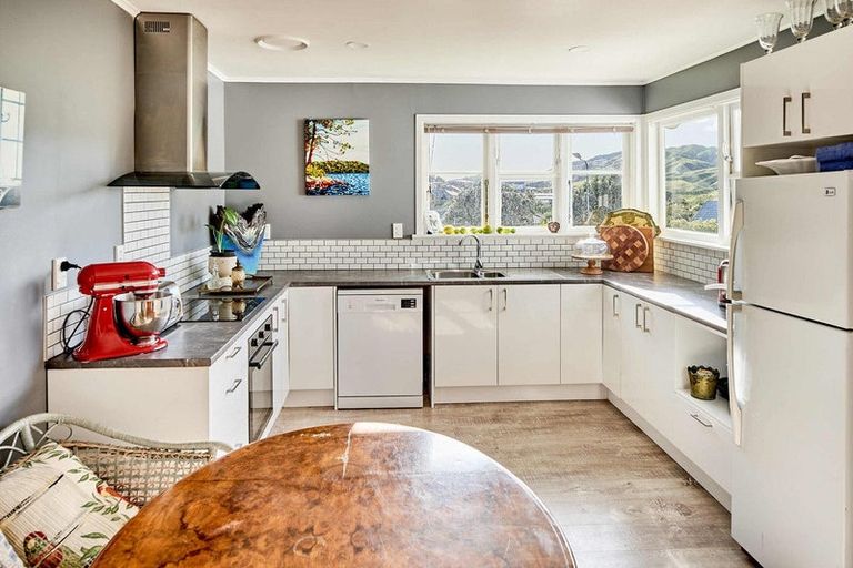 Photo of property in 76 Grays Road, Camborne, Porirua, 5026