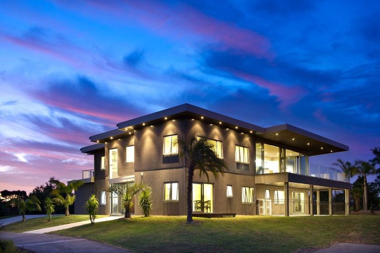 Photo of property in 201 Whangaparaoa Road, Red Beach, 0932