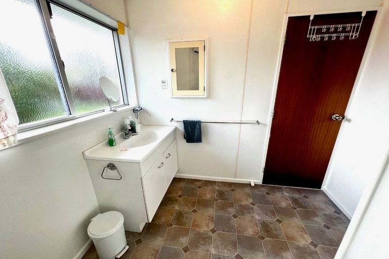 Photo of property in 15 Tabak Crescent, Takaro, Palmerston North, 4412