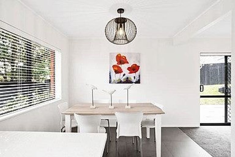 Photo of property in 2/303a Great North Road, Henderson, Auckland, 0612