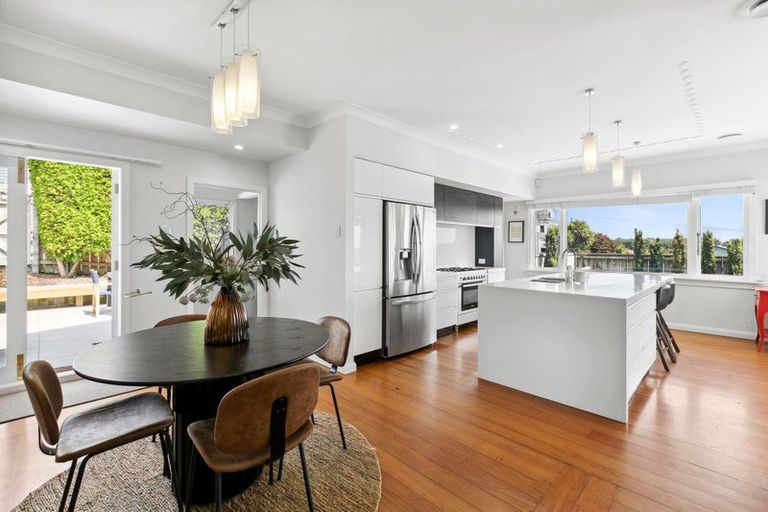 Photo of property in 43 Paynters Avenue, Strandon, New Plymouth, 4312