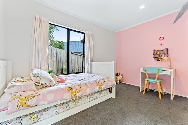 Photo of property in 10 Ballini Rise, West Harbour, Auckland, 0618