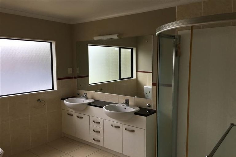 Photo of property in 25 Aorangi Place, Birkenhead, Auckland, 0626