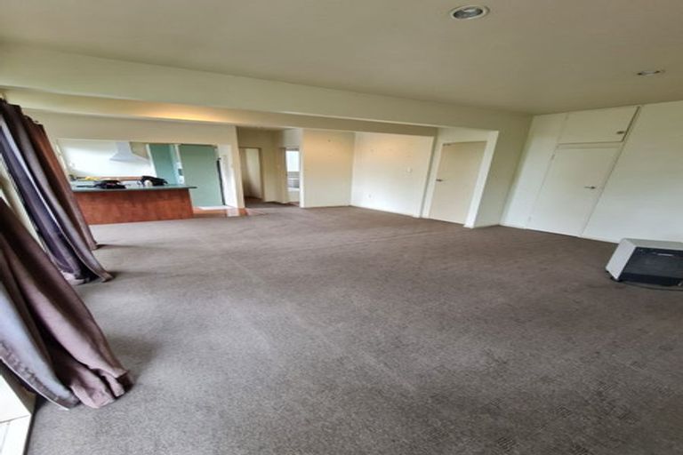 Photo of property in 16 De Val Drive, Titirangi, Auckland, 0604