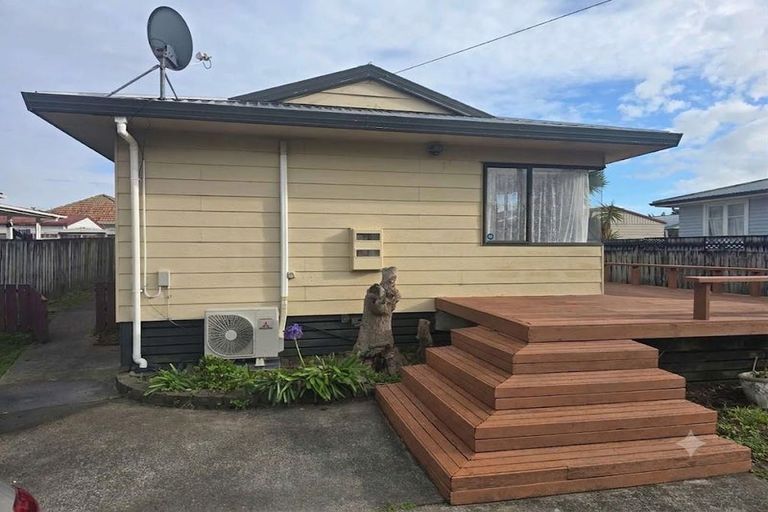 Photo of property in 52 Kelwyn Road, Kelston, Auckland, 0602