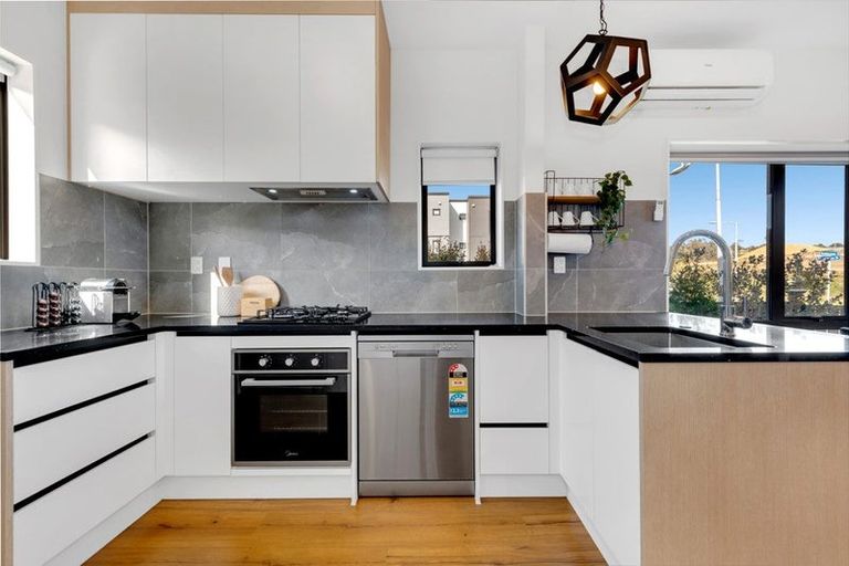 Photo of property in 28 Treeline Lane, Flat Bush, Auckland, 2019