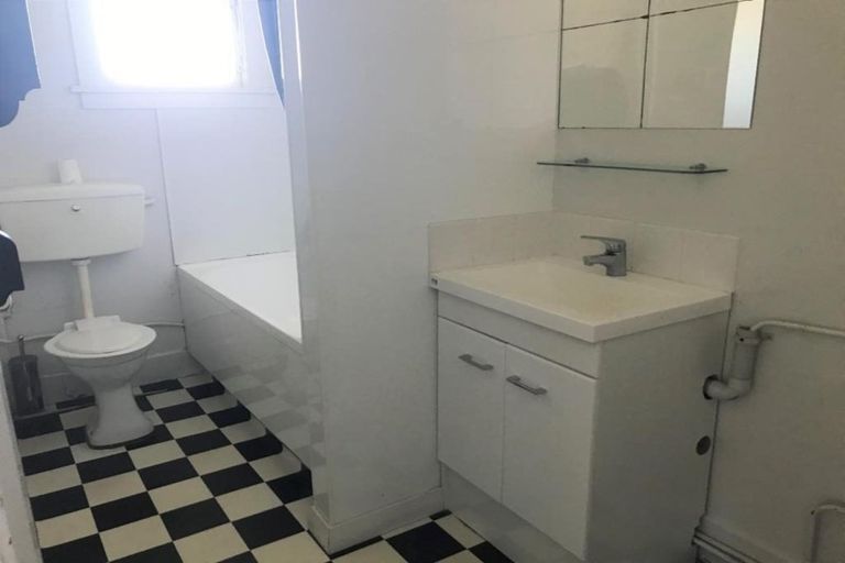 Photo of property in Devonport Apartments, 28/127 Saint Aubyn Street, New Plymouth, 4310