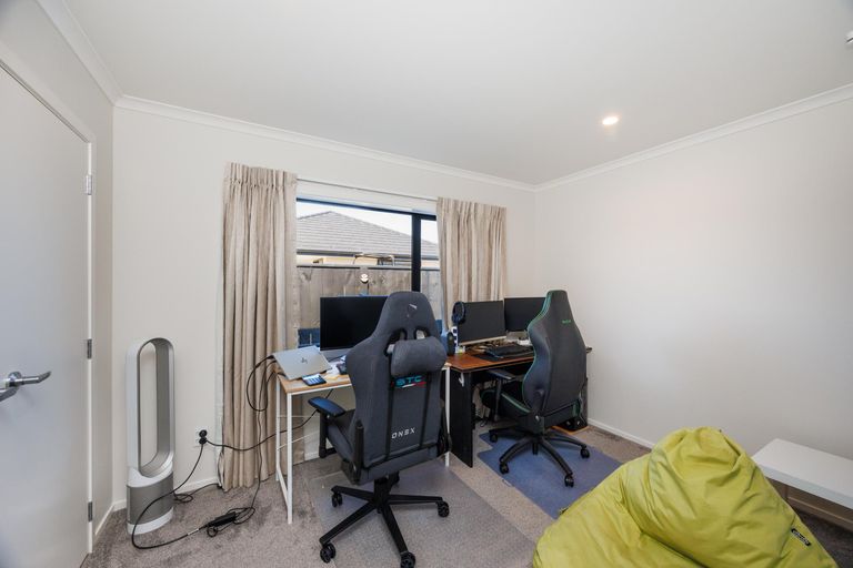 Photo of property in 42 Cyprus Place, Fitzherbert, Palmerston North, 4410