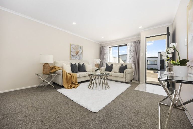 Photo of property in 27a Poruru Close, Papakura, 2110