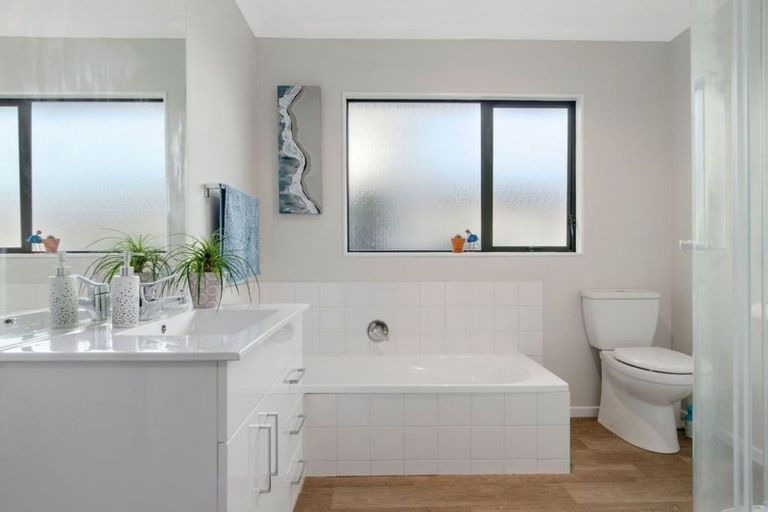 Photo of property in 2/14 Spencer Road, Pinehill, Auckland, 0632